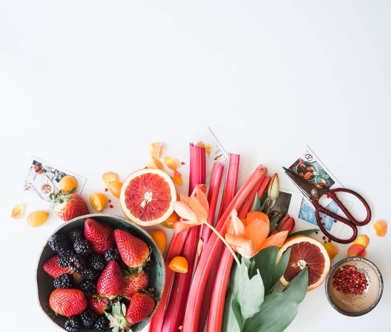 Paire de ciseaux avec des fruits et fleurs