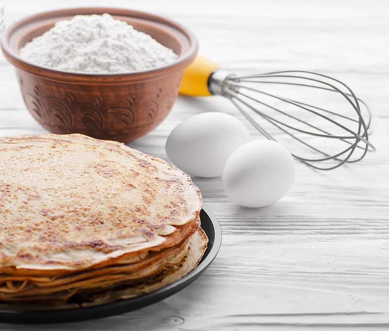 Fouet, oeufs, farine et gâteau