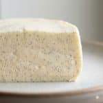 Coupe transversale d'une crème pâtissière dense et lisse à la vanille, sans bulles d'air.